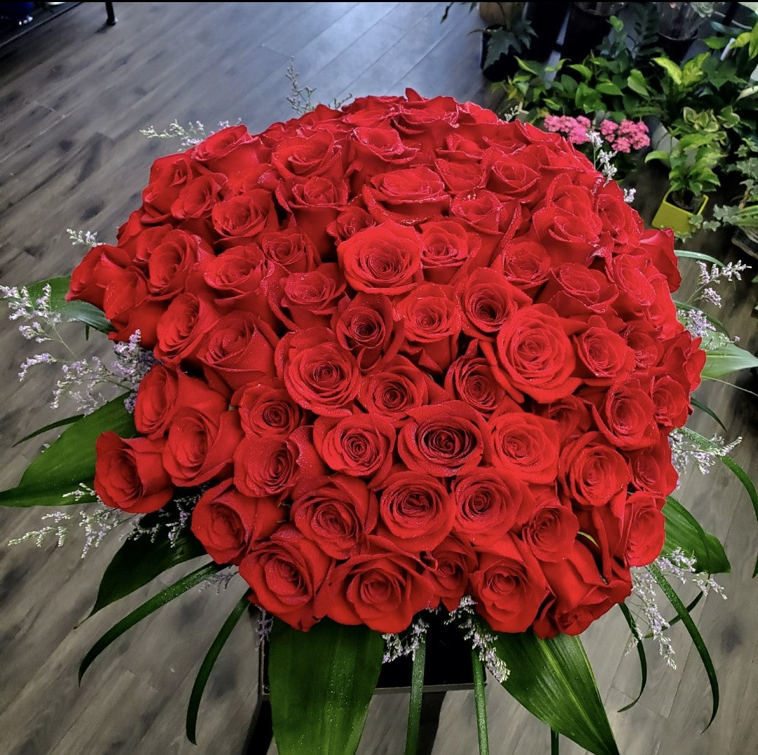 100 Red roses in a vase